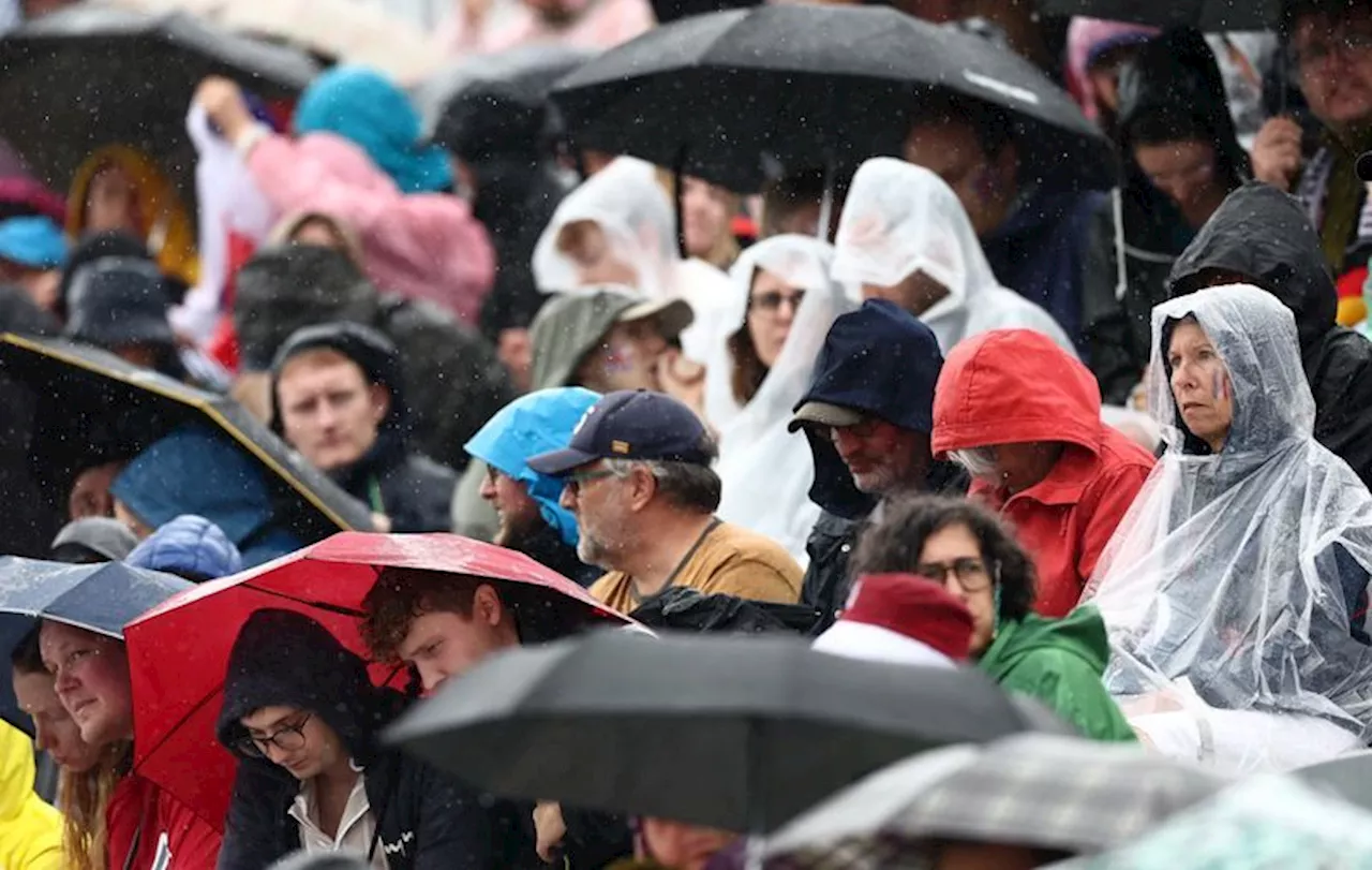 Olympics-Rowing-Rowers set for weather change after rain-hit opening in Paris