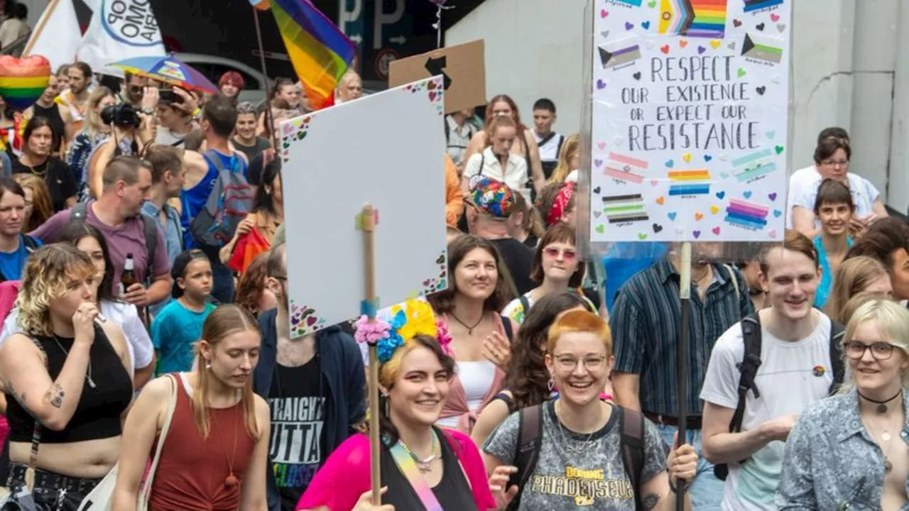 Parade: Menschen in Mainz und Trier feiern Christopher Street Day