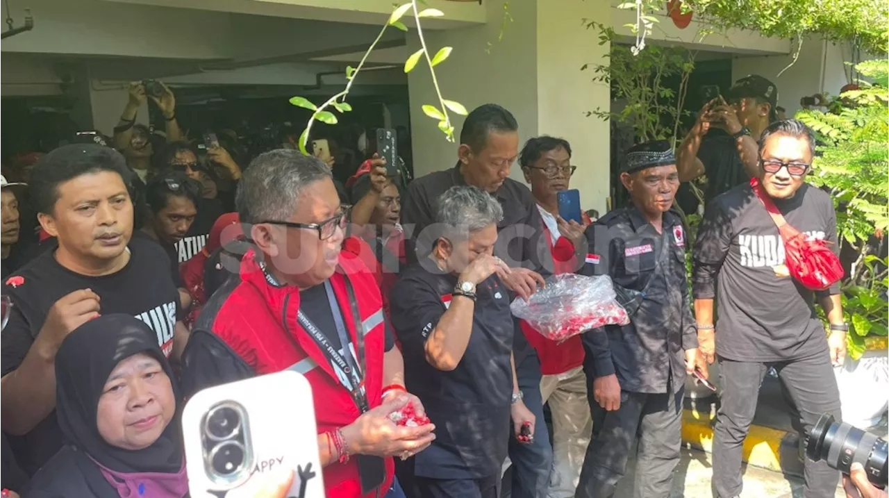 Peristiwa Kudatuli Masih Membekas, Hasto-Ribka Tjiptaning Mewek saat Tabur Bunga di DPP PDIP