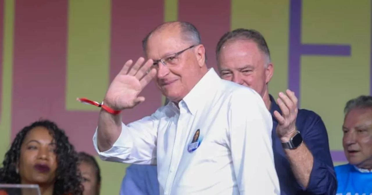 Geraldo Alckmin socorre mulher que passa mal em voo de Brasília a São Paulo