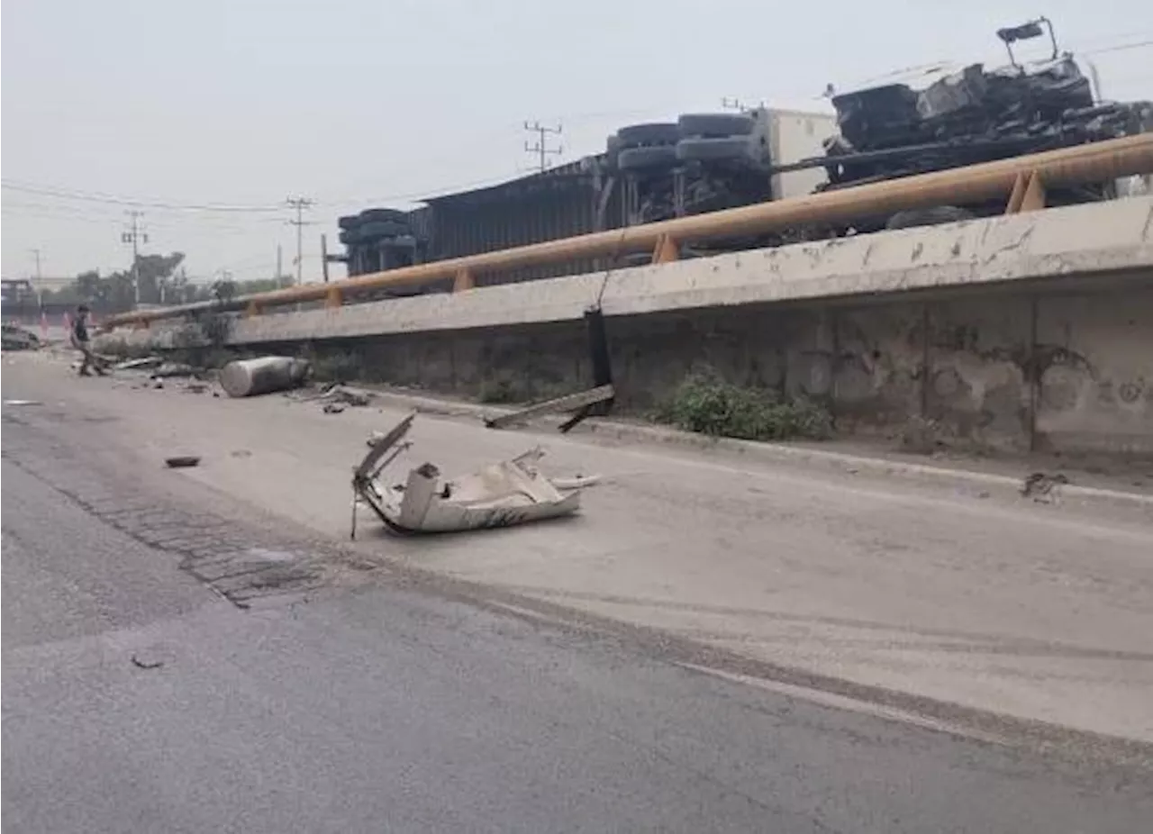 Fallece trailero coahuilense en volcadura en el Libramiento Noreste, en Nuevo León