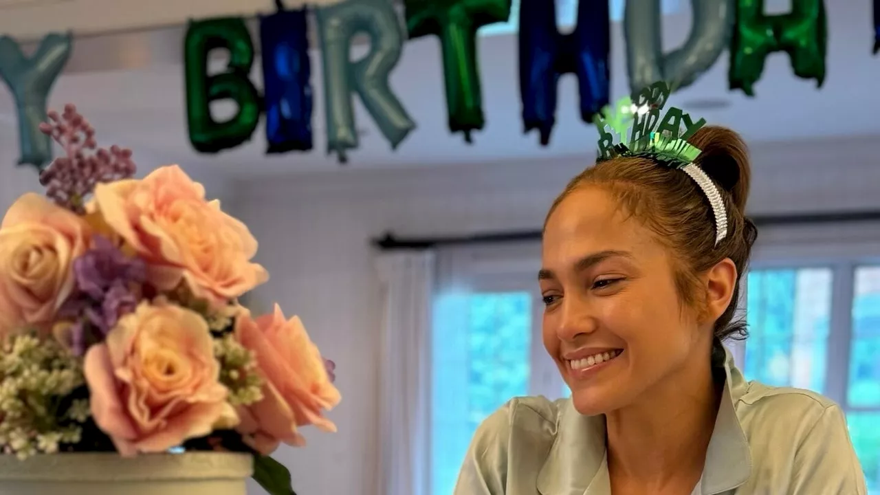 Jennifer Lopez, compleanno con gli amici in stile Bridgerton (ma senza Ben Affleck)