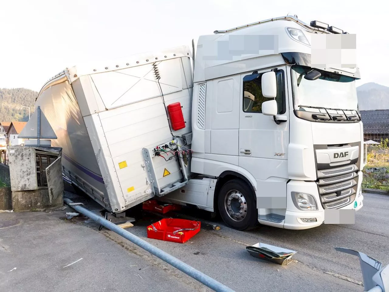 Ludesch: Sattelauflieger während der Fahrt vom Zugfahrzeug gekippt