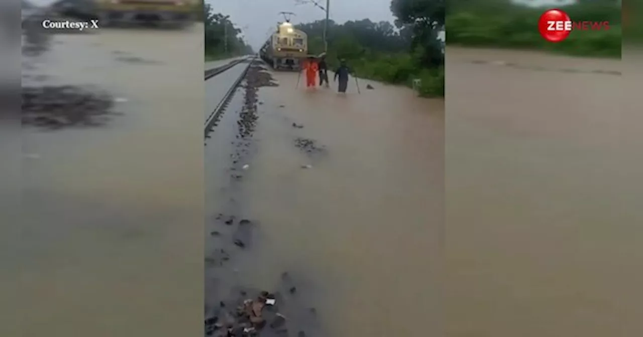 तेज बारिश से पानी में डूब गई ट्रेन की पटरियां, रास्ता दिखाने के लिए डंडा लेकर चलते दिखे रेलकर्मी; वायरल हुआ VIDEO