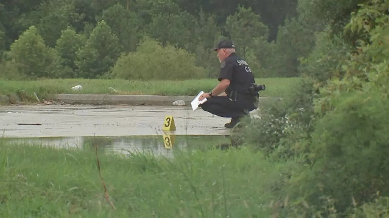 Man's body found with obvious trauma in parking lot near northwest Harris County retention pond