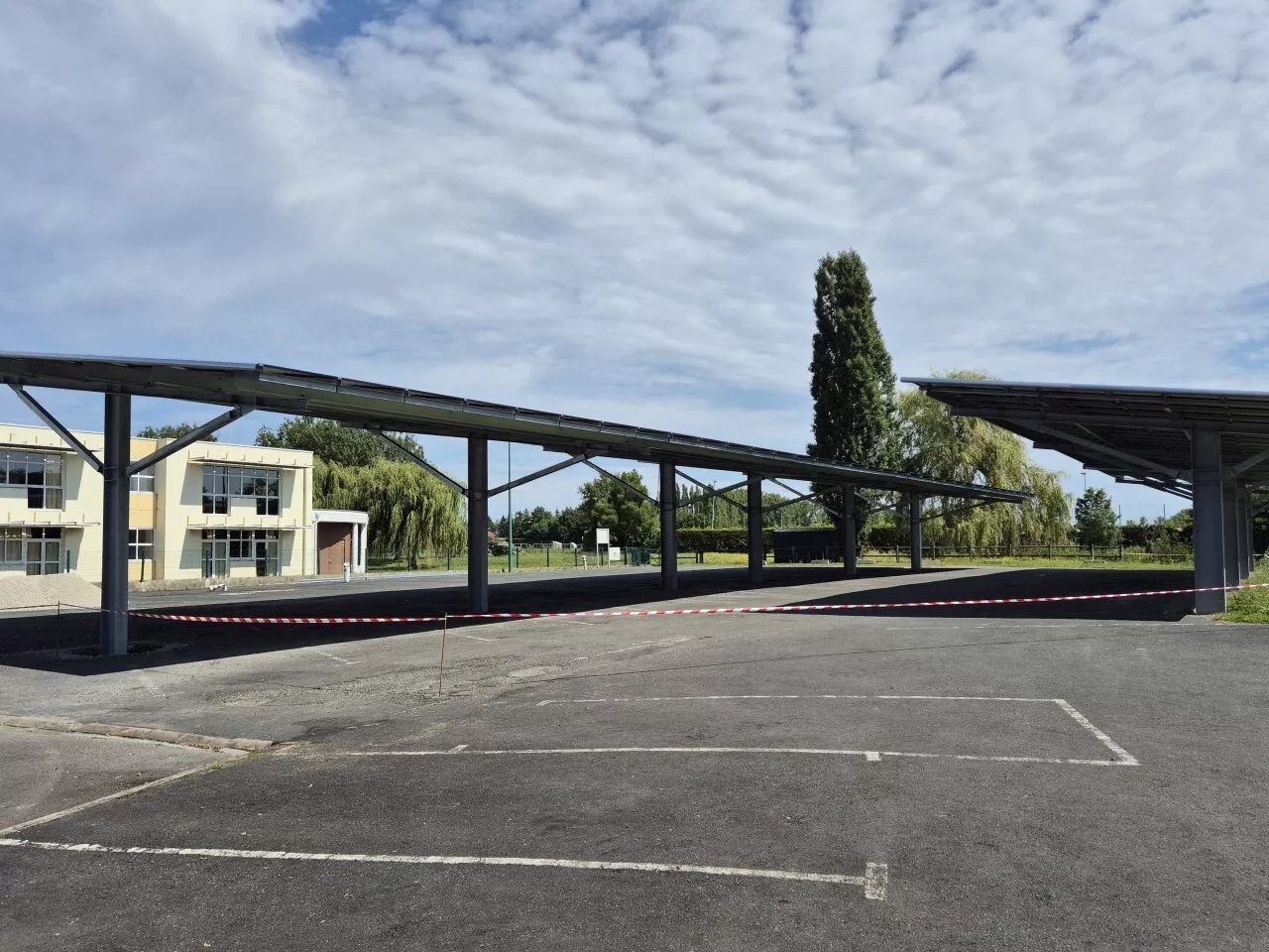 Des parkings recouverts par des ombrières photovoltaïques dans ce village de la Loire-Atlantique