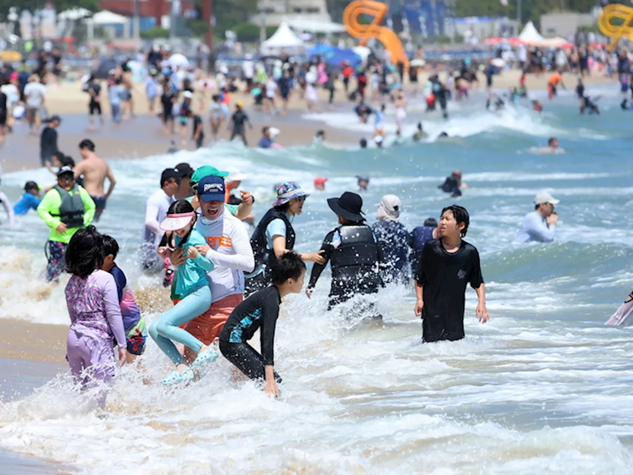 Bagnanti sulla spiaggia di Haeundae a Busan in Corea del Sud