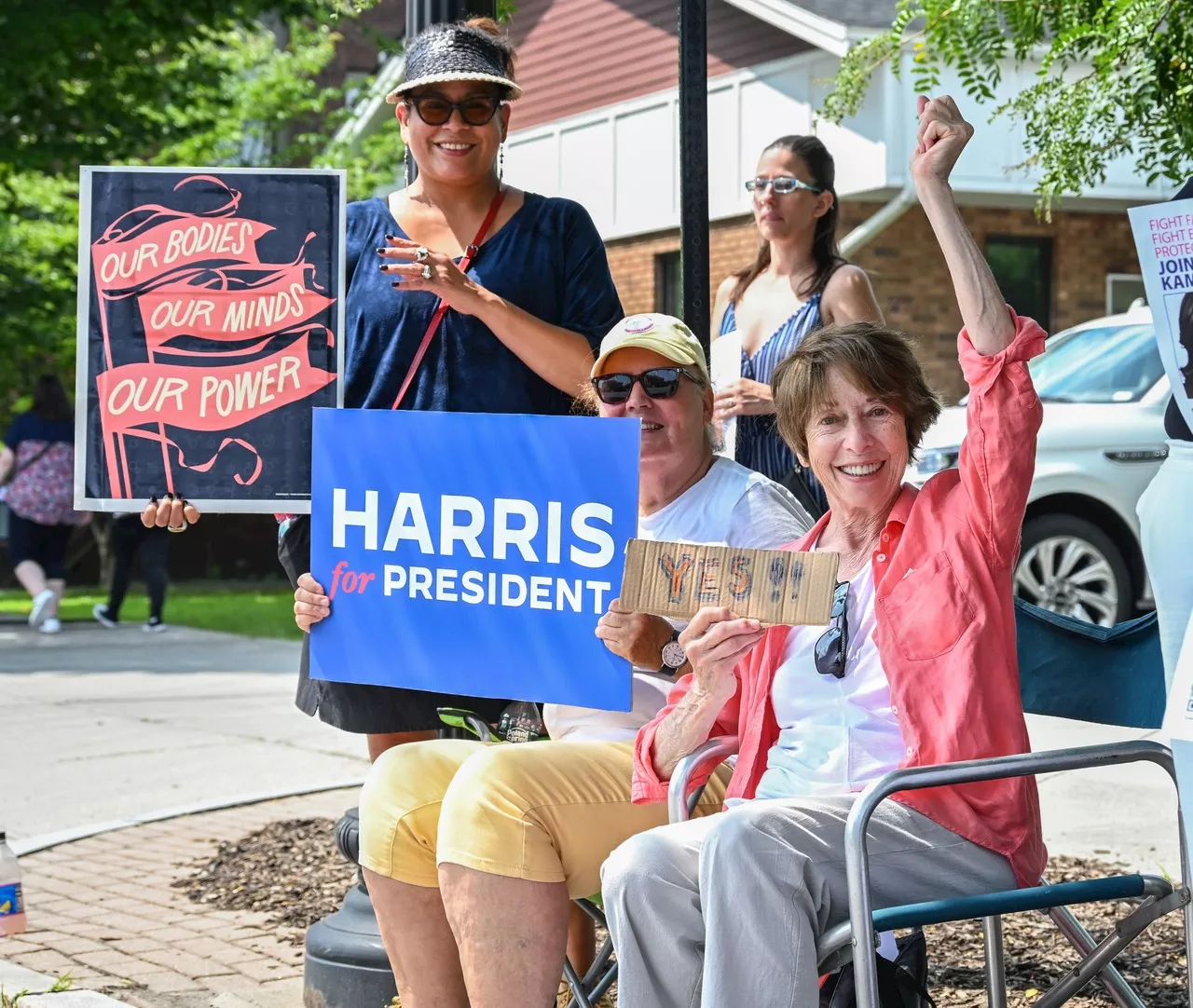 Harris raises $200 million in first week ofcampaign, signs up 170,000 volunteers