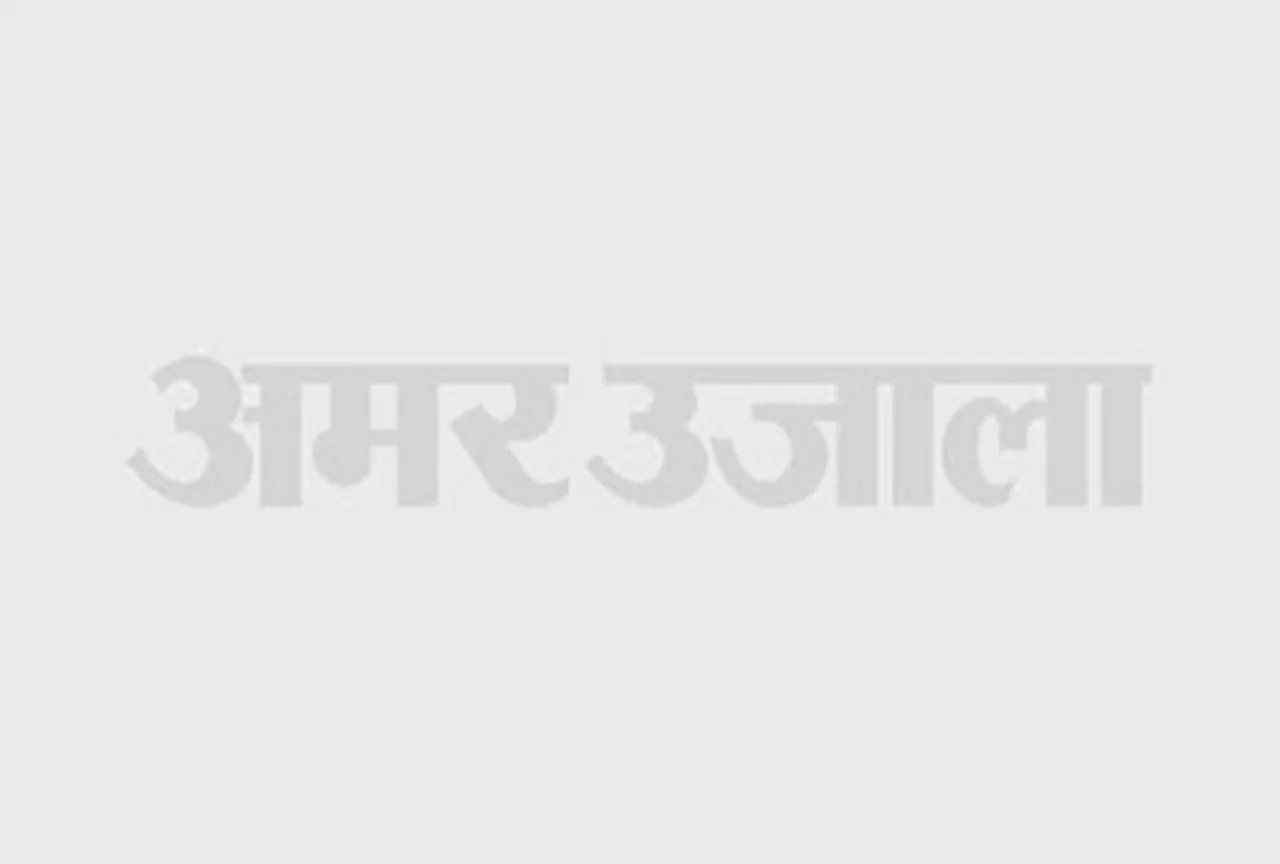 Gujarat: बाढ़ प्रभावित सूरत के डिप्टी मेयर की तस्वीर वायरल, आम इंसान की पीठ पर सवारी को हुए मजबूर, जानिए मामला