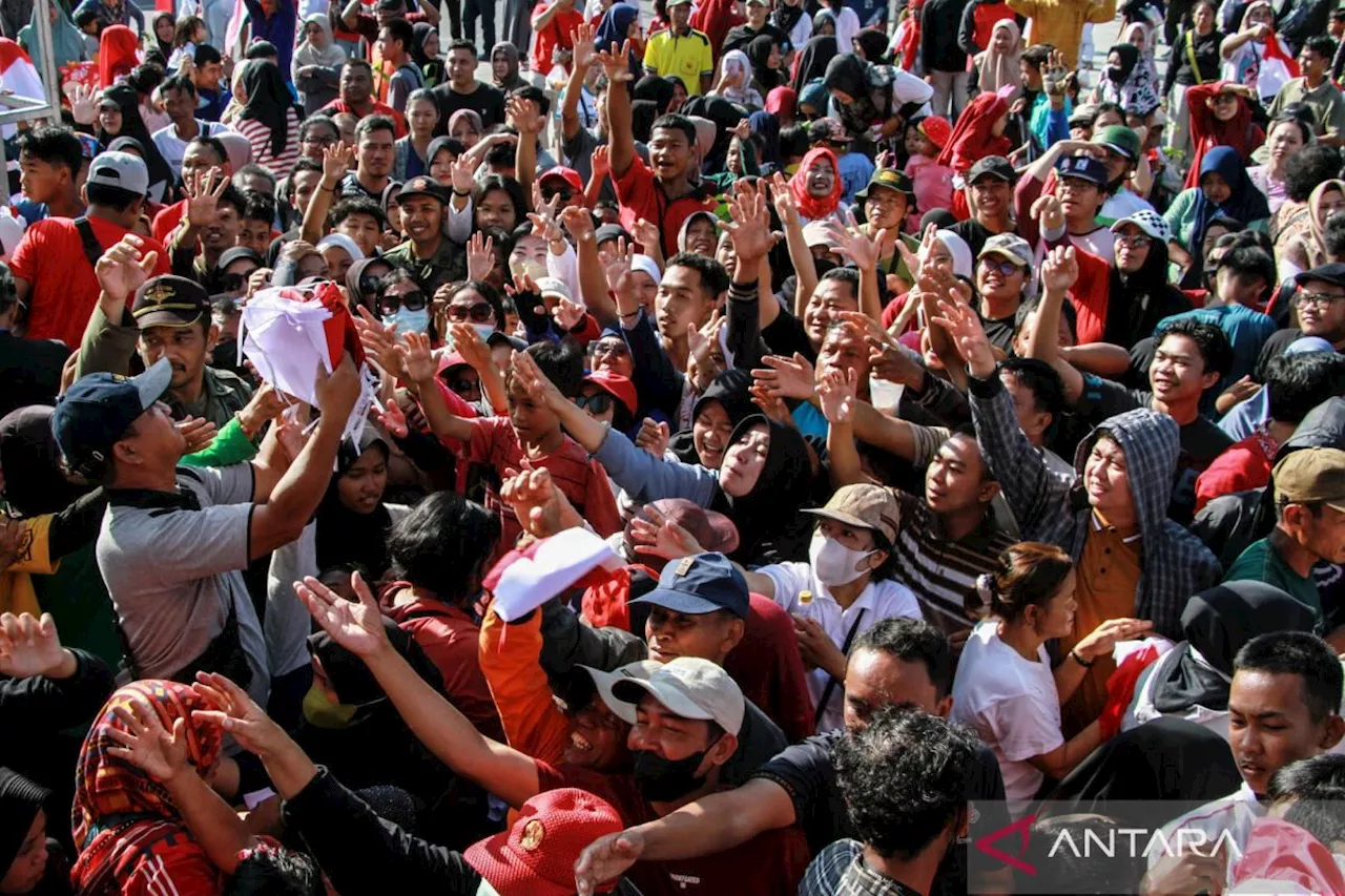 Pembagian 49.100 bendera Merah Putih di Palangka Raya