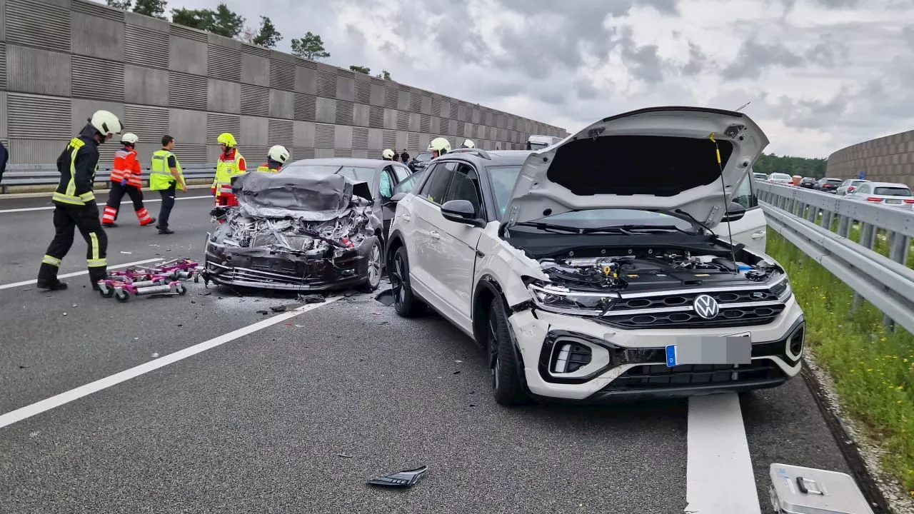 Zwei Schwerverletzte: Massenkarambolage im Ferien-Verkehr auf der A10