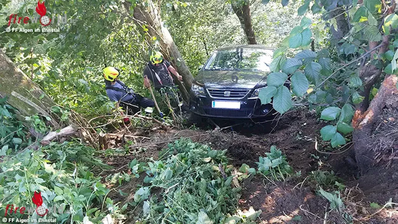 Stmk: Fahrzeug stürzt über steile Böschung → aufwendiger Einsatz in Aigen im Ennstal