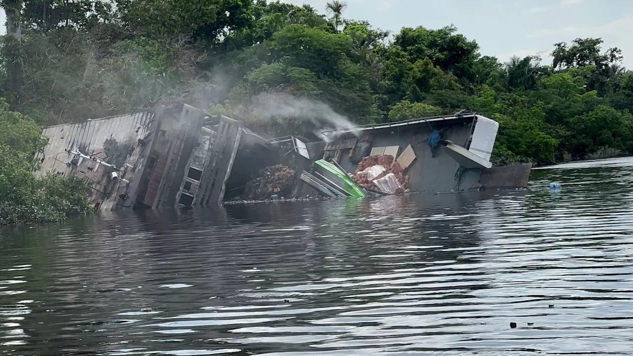 Buscas por desaparecidos após incêndio em barco no Rio Negro em Manaus continuam neste domingo