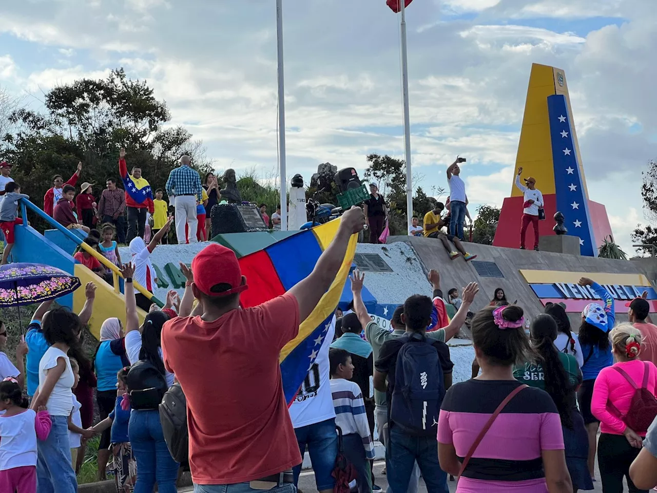 Venezuelanos fazem manifestação contra Maduro na fronteira do Brasil