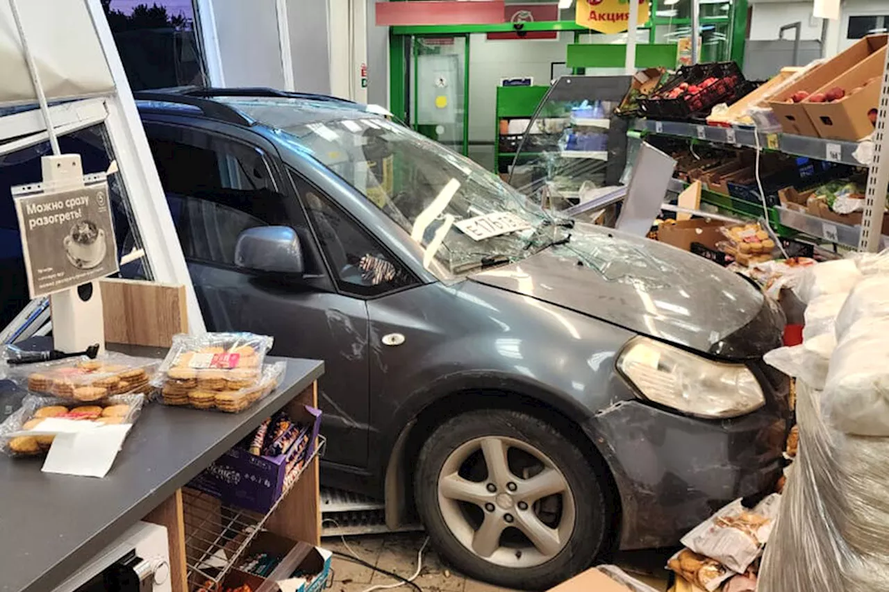 Женщина на машине при парковке въехала в супермаркет под Анапой