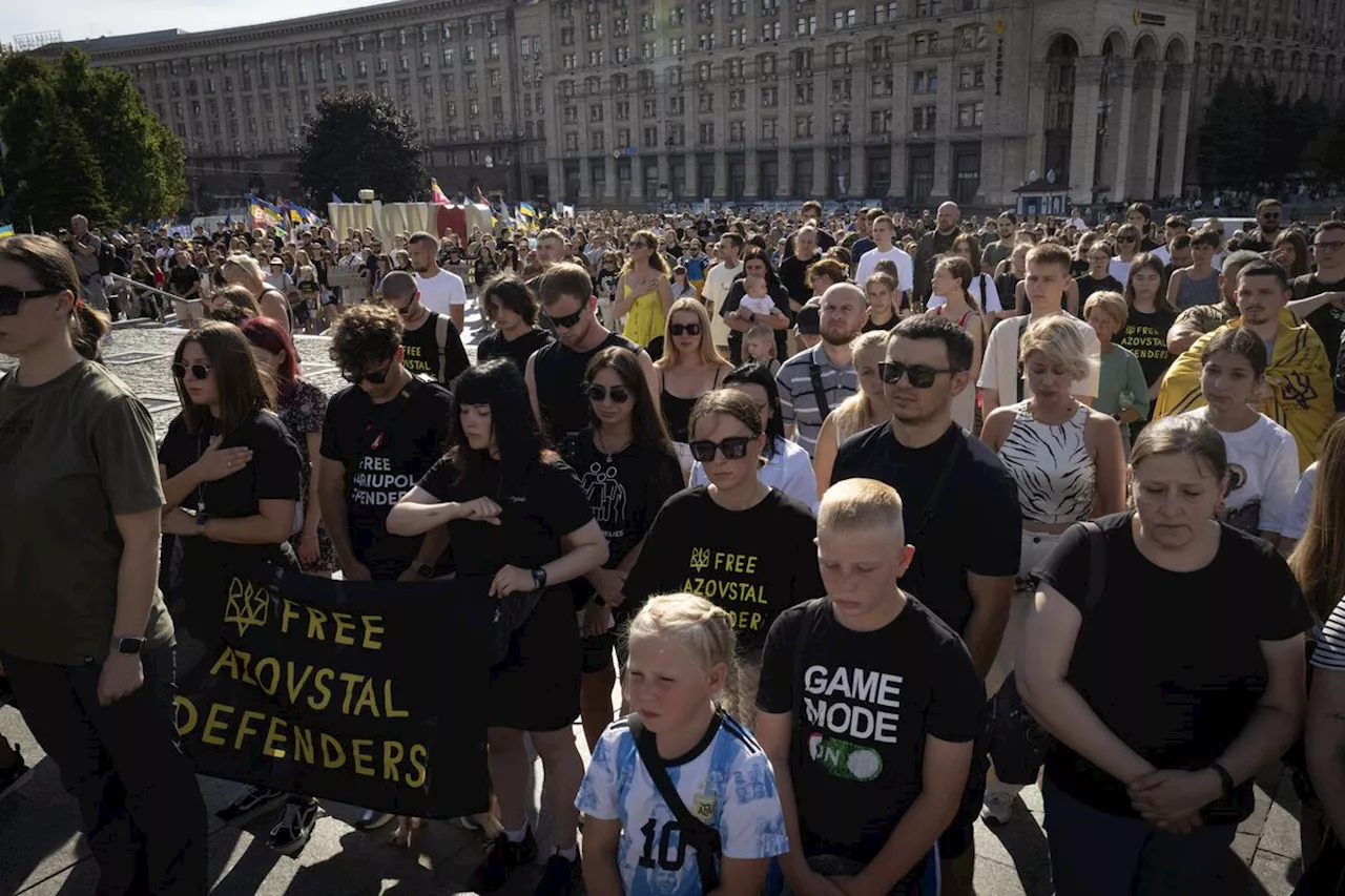 Thousands in Ukraine honour soldiers killed in blast and urge government to get prisoners freed