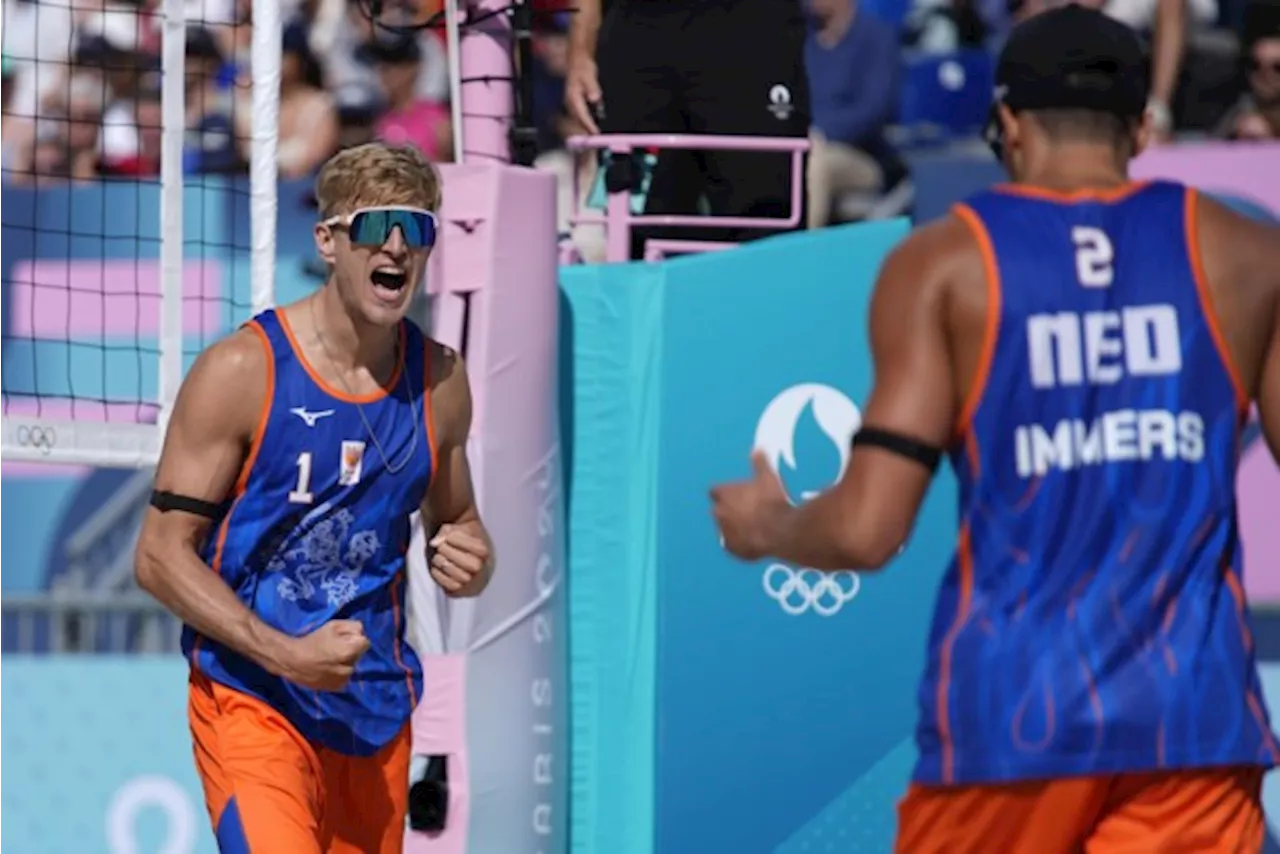 Geklap en boegeroep voor veelbesproken Nederlandse beachvolleyballer bij zijn eerste wedstrijd in Parijs