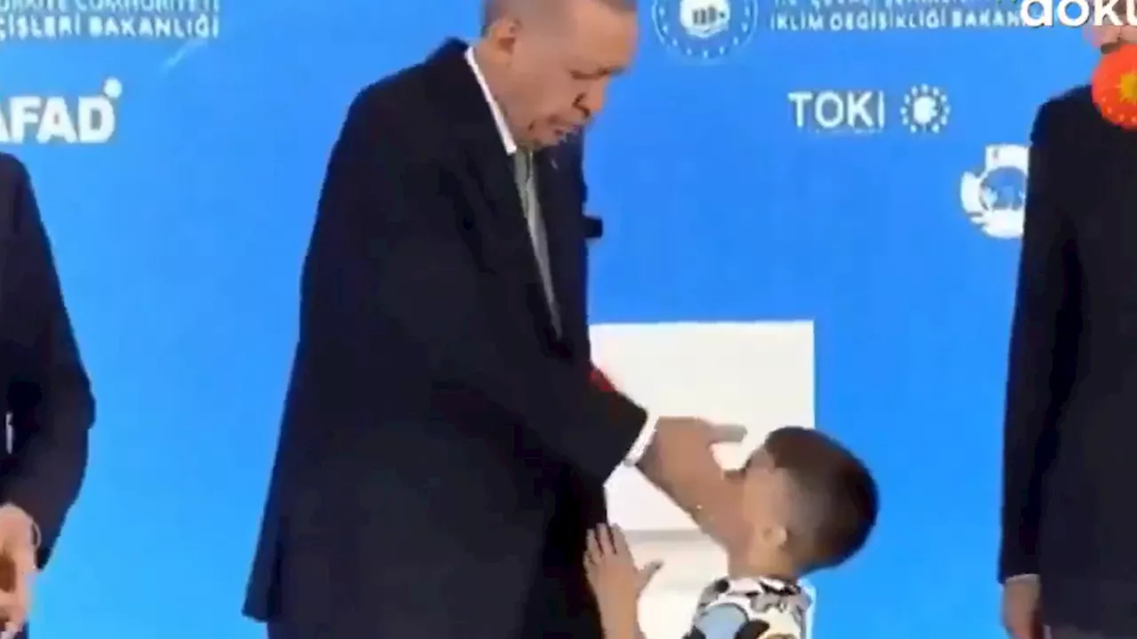 Erdogan watscht Buben, weil er ihm nicht die Hand küsst