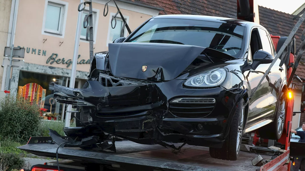 Porsche-Lenker rast Polizei davon, baut Totalschaden