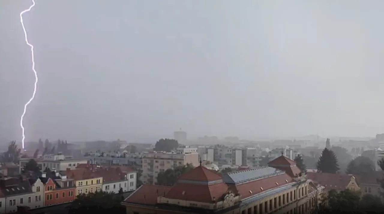  Video zeigt, wie heftiges Gewitter über Österreich fegt