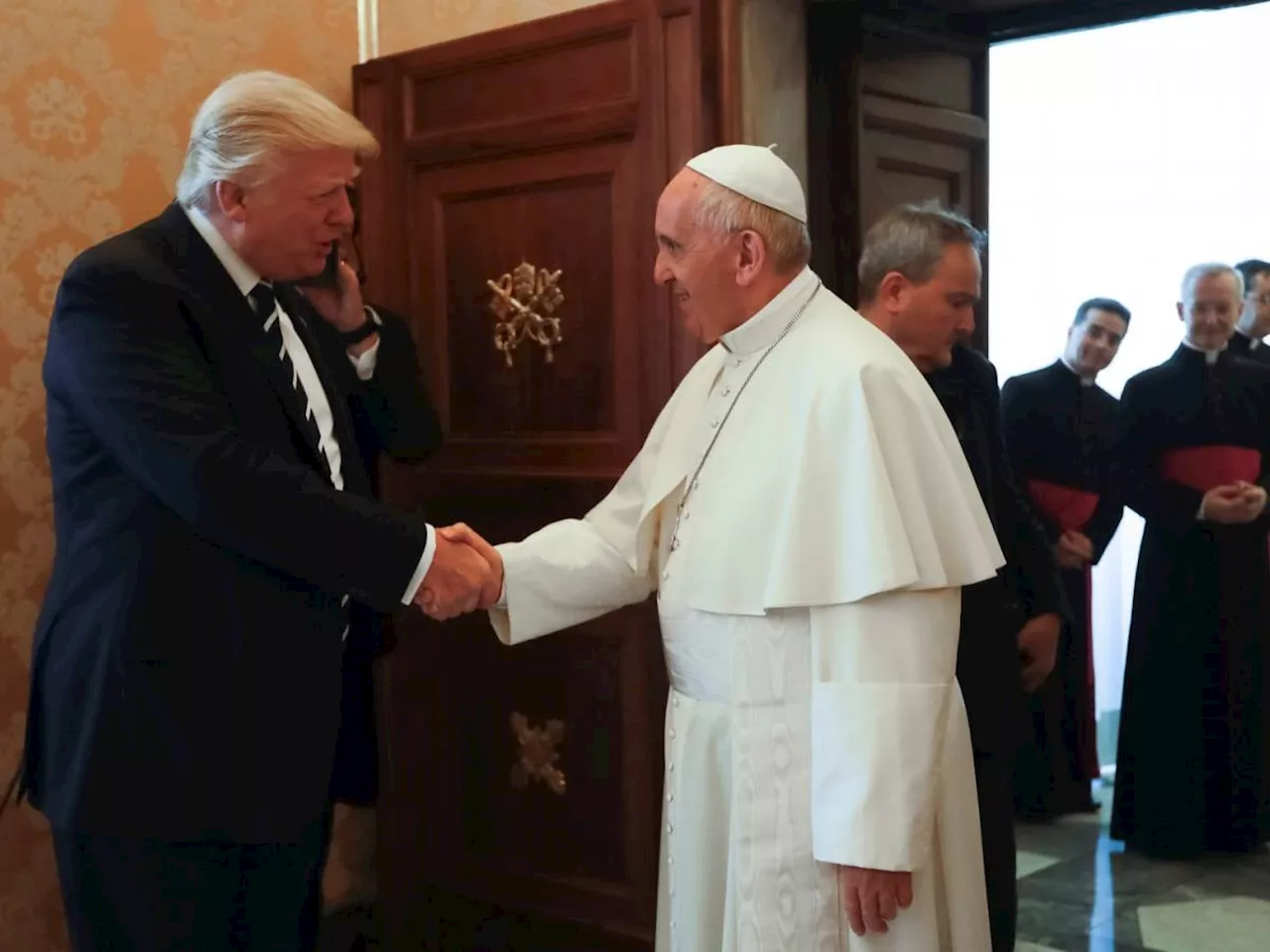 Il Vaticano loda Biden, ma l'Ucraina può avvicinare Bergoglio a Trump