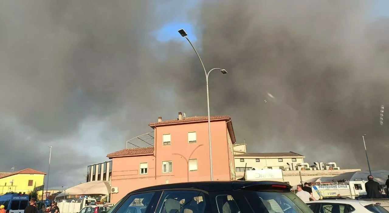 Roma, incendio a Ponte Mammolo: a fuoco baracche e sterpaglie, evacuate 40 persone. «Sembrava un terremoto»