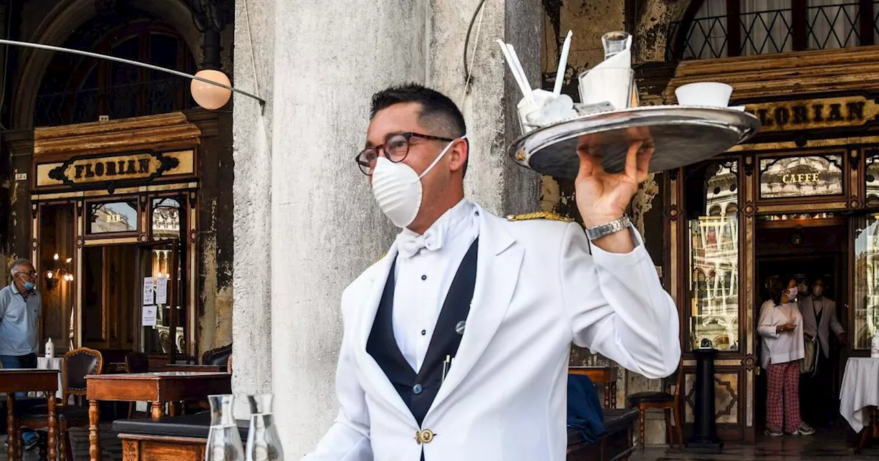 Sommerhitze in Venedig: Caffè Florian bietet Kellner leichte Uniformen