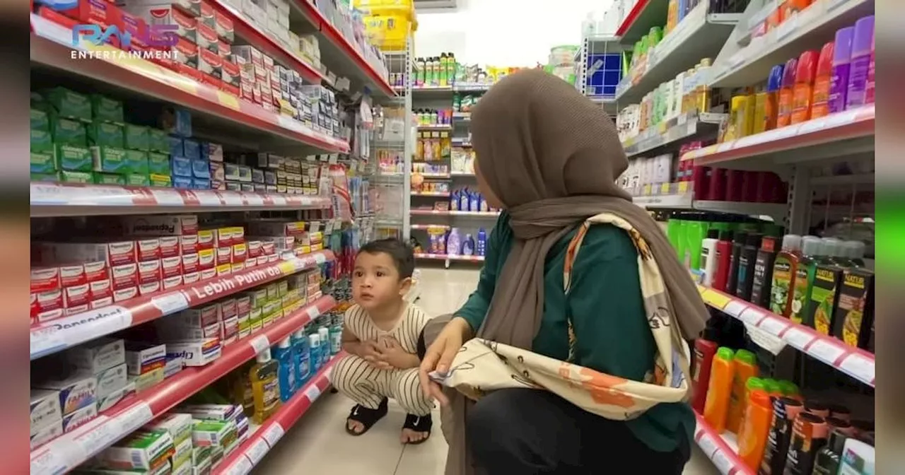 Potret Rayyanza 'Cipung' Jalan-jalan Sore Bareng Sus Rini, Belanja Bulanan ke Minimarket Sampai Jajan Bakso