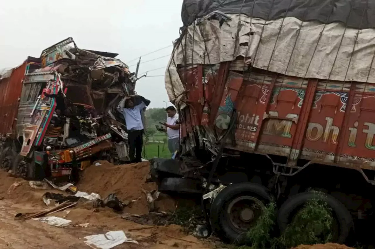 देवास में भीषण सड़क हादसा, हाइवे पर खड़े ट्रक में पीछे से जा घुसा तेज रफ्तार ट्रक