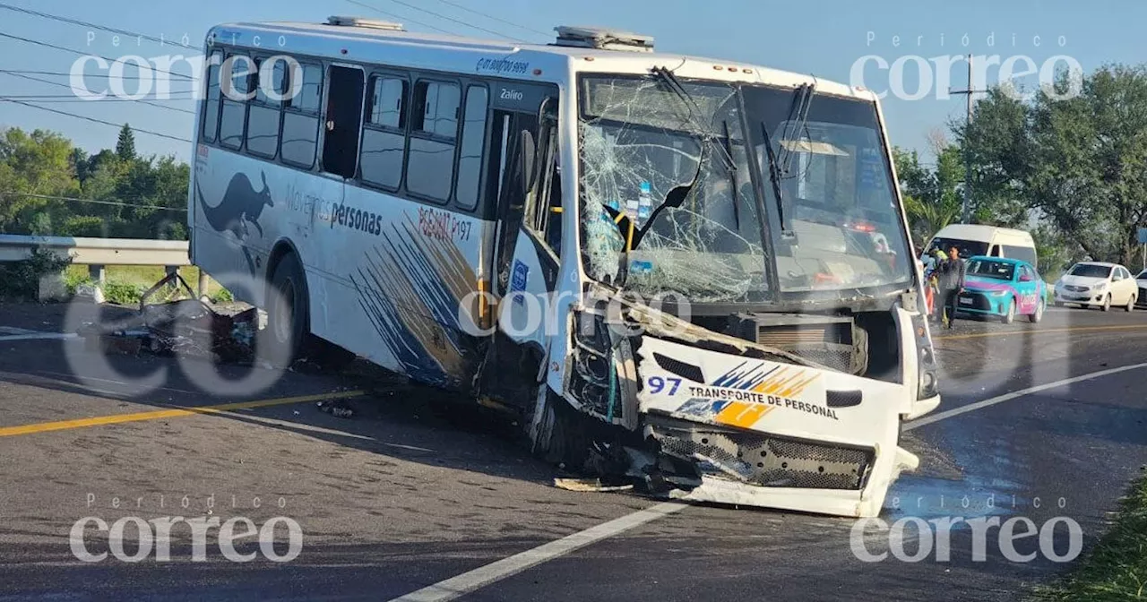 Aparatoso choque en la carretera Salamanca- Valle de Santiago deja un muerto y 20 heridos