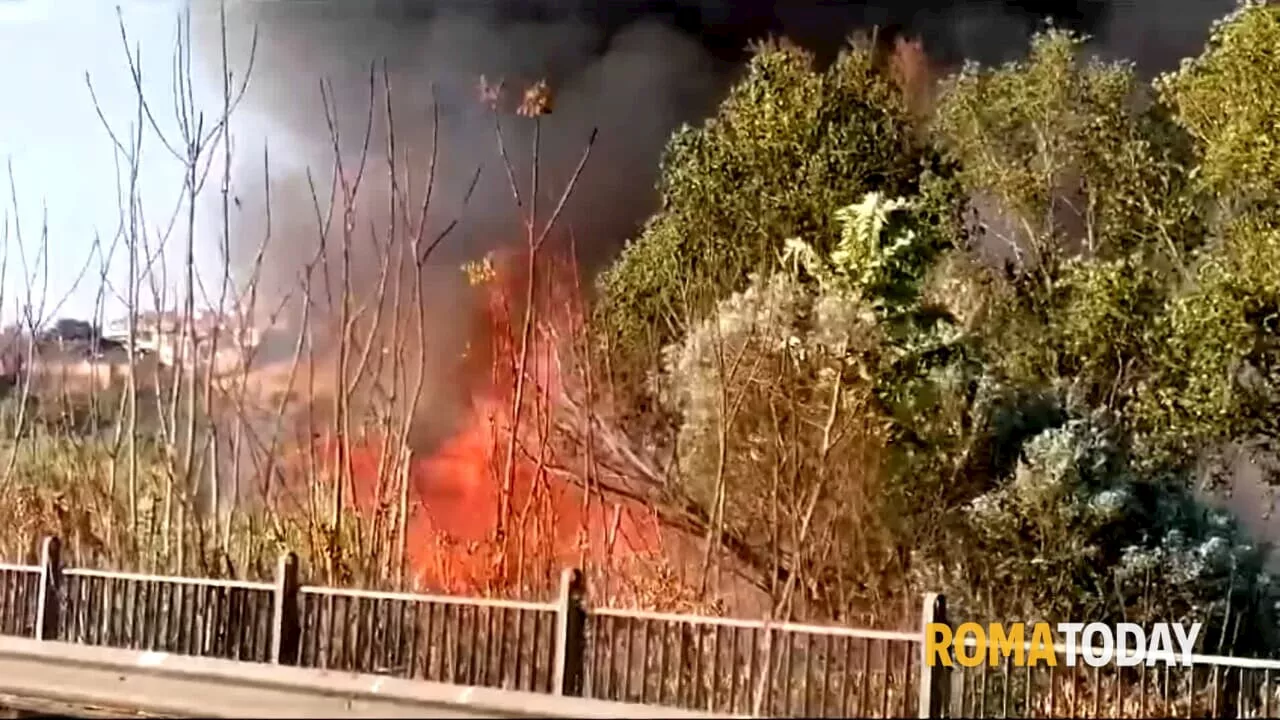  Maxi incendio a Ponte Mammolo, coinvolte baracche e sentite esplosioni. Evacuato hotel