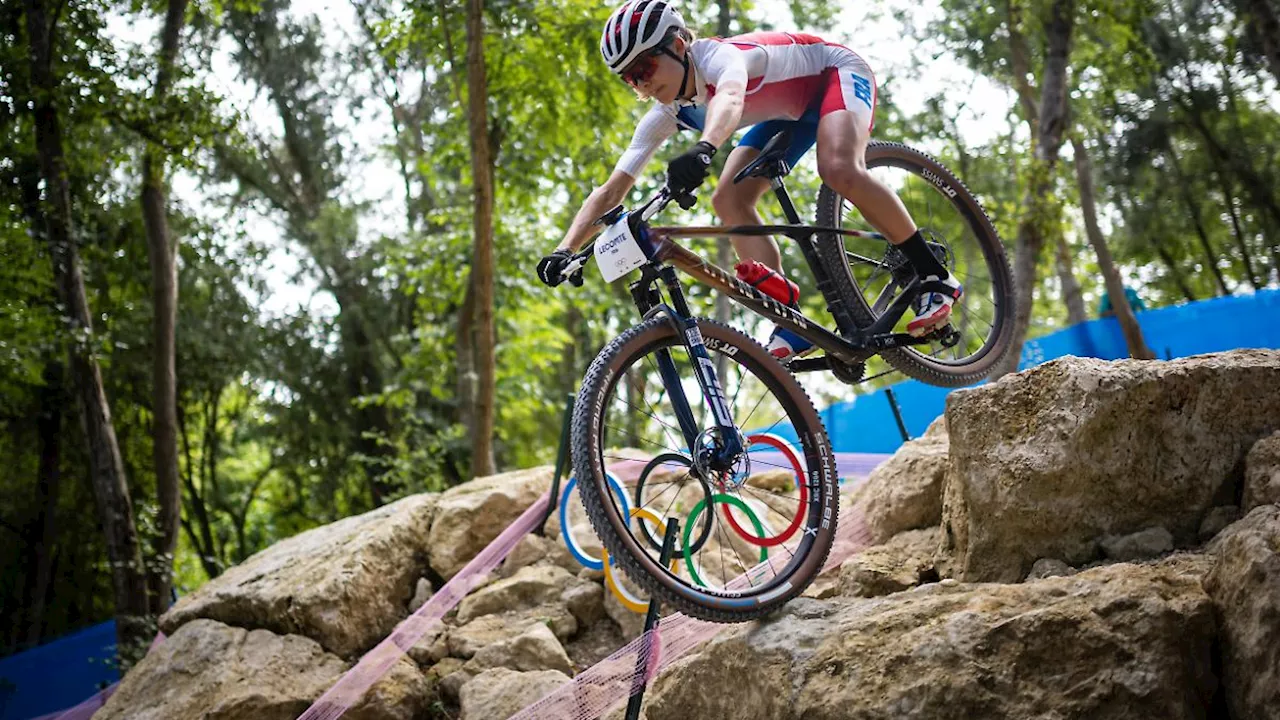 Großer Schock bei Olympia 2024 in Paris: Mountainbike-Star Loana Lecomte bleibt nach Sturz regungslos liegen