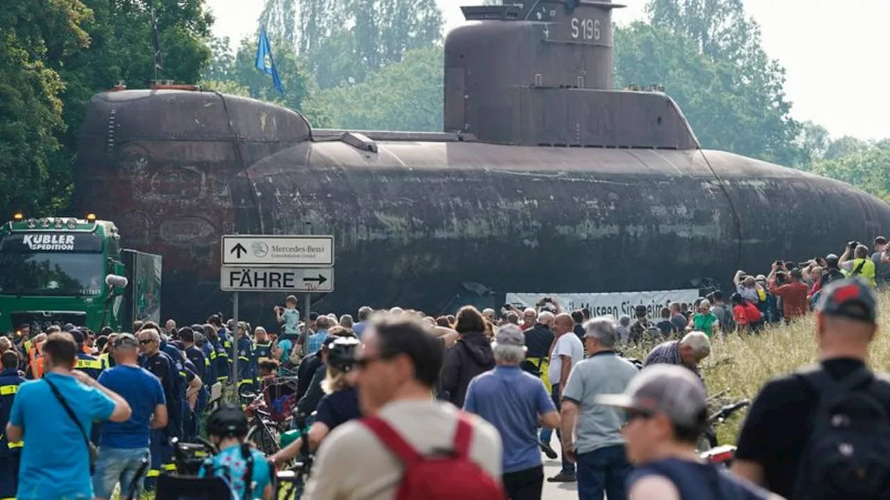 Technikgeschichte: Ehemaliges Marine-U-Boot vor Zieleinfahrt ins Museum