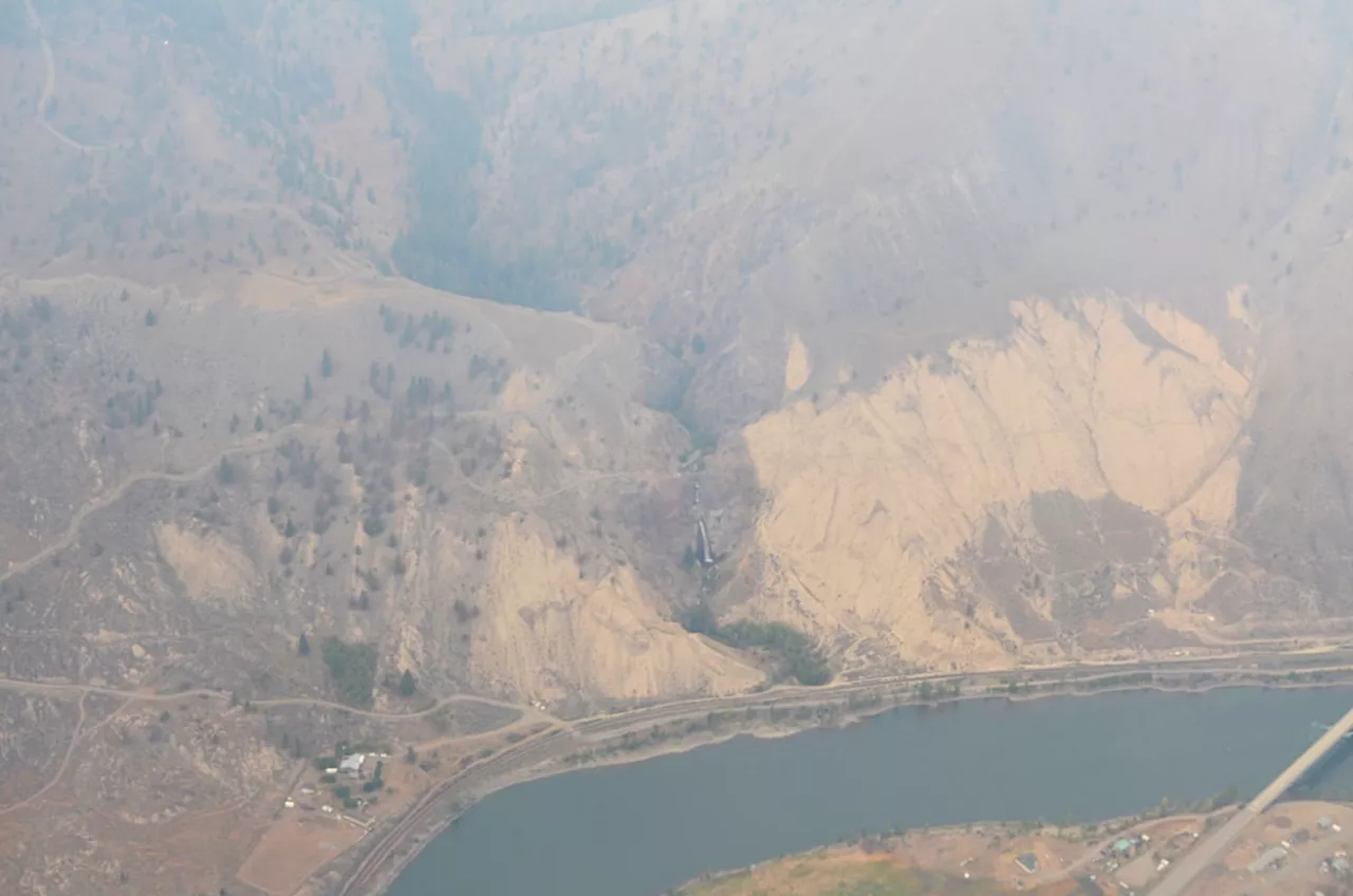 Shetland Creek fire burning in 'unfavourable, challenging' terrain on south flank