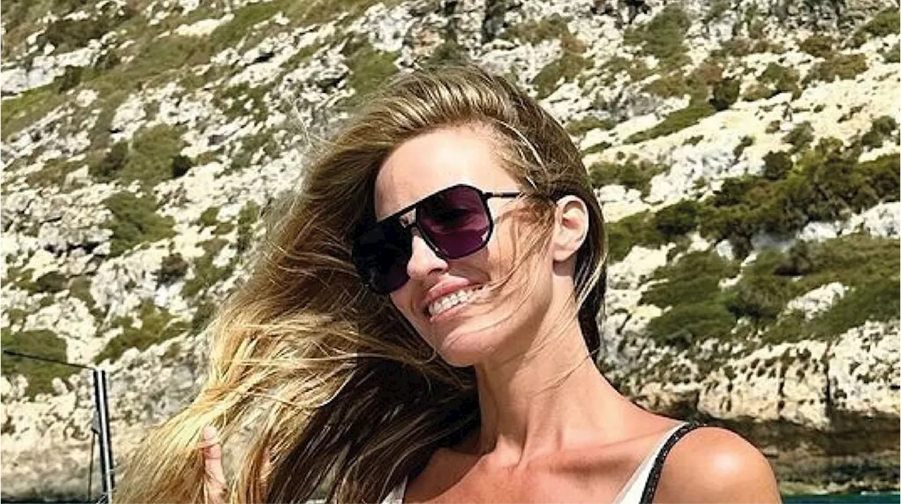 Rocío Guirao Díaz deslumbró desde las playas de Ibiza con una microbikini off white estampada