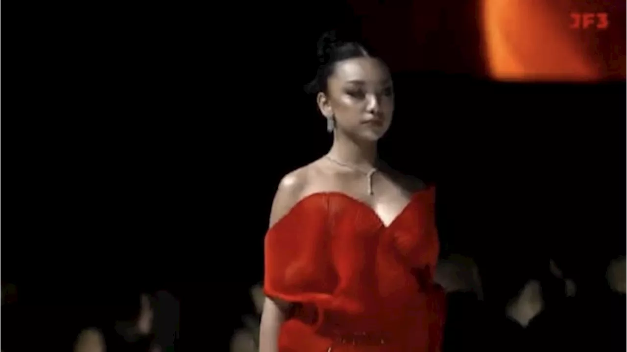 Detik-detik Naura Ayu Terjatuh saat Fashion Show JF3, Sampai Terduduk Hingga Tenteng High Heels