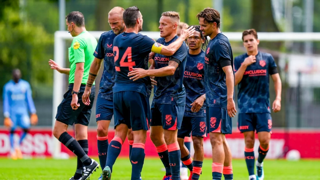 Jens Toornstra maakt absolute wereldgoal vanaf middenlijn in oefenduel van FC Utrecht tegen RC Lens