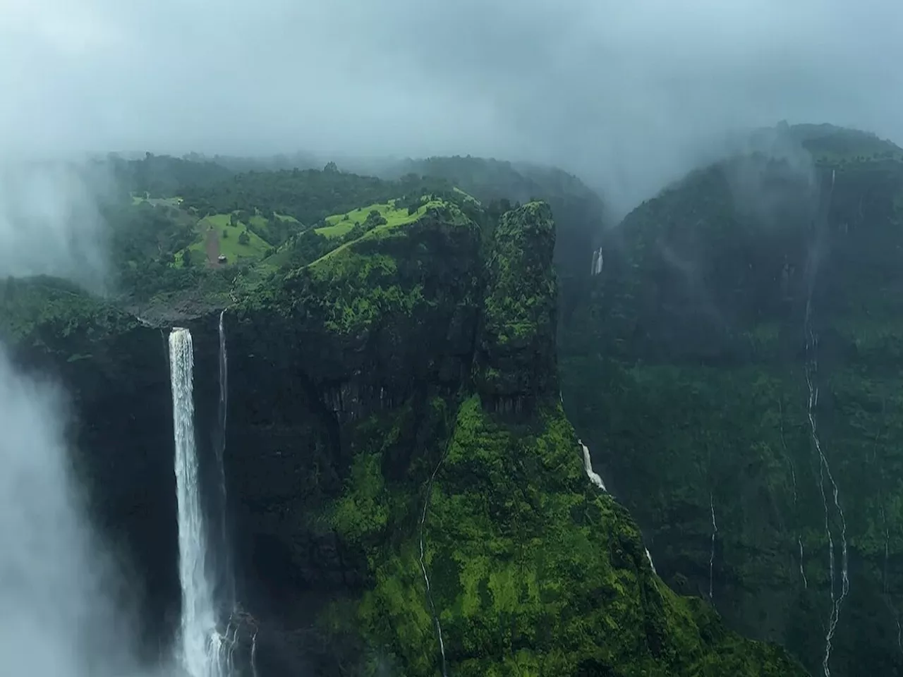 महाराष्ट्रातील Dark Forest! सूर्य प्रकाशही पोहचत नाही; पावसाळ्यात इथं फिरणं म्हणजे नुसता थरार