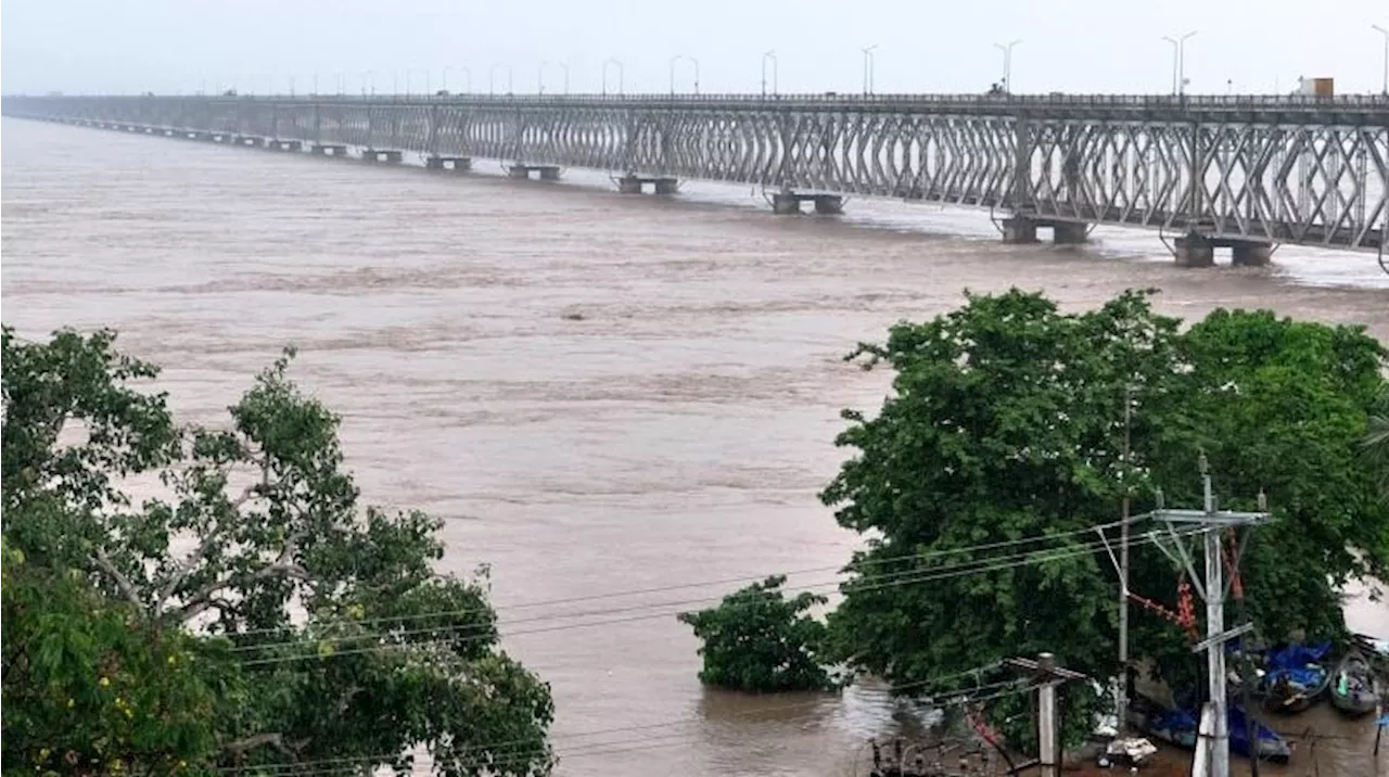 Godavari Floods: భారీగా వరద నీరు, ఉగ్రరూపం దాలుస్తున్న గోదావరి, దిగ్బంధంలో లంక గ్రామాలు