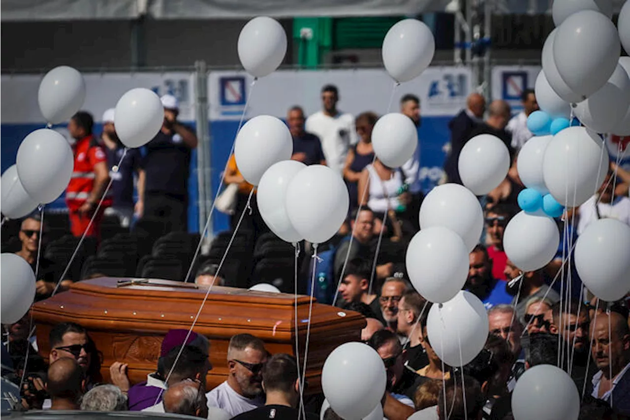 L'ultimo abbraccio di Scampia alle tre vittime del crollo, molte le sedie vuote