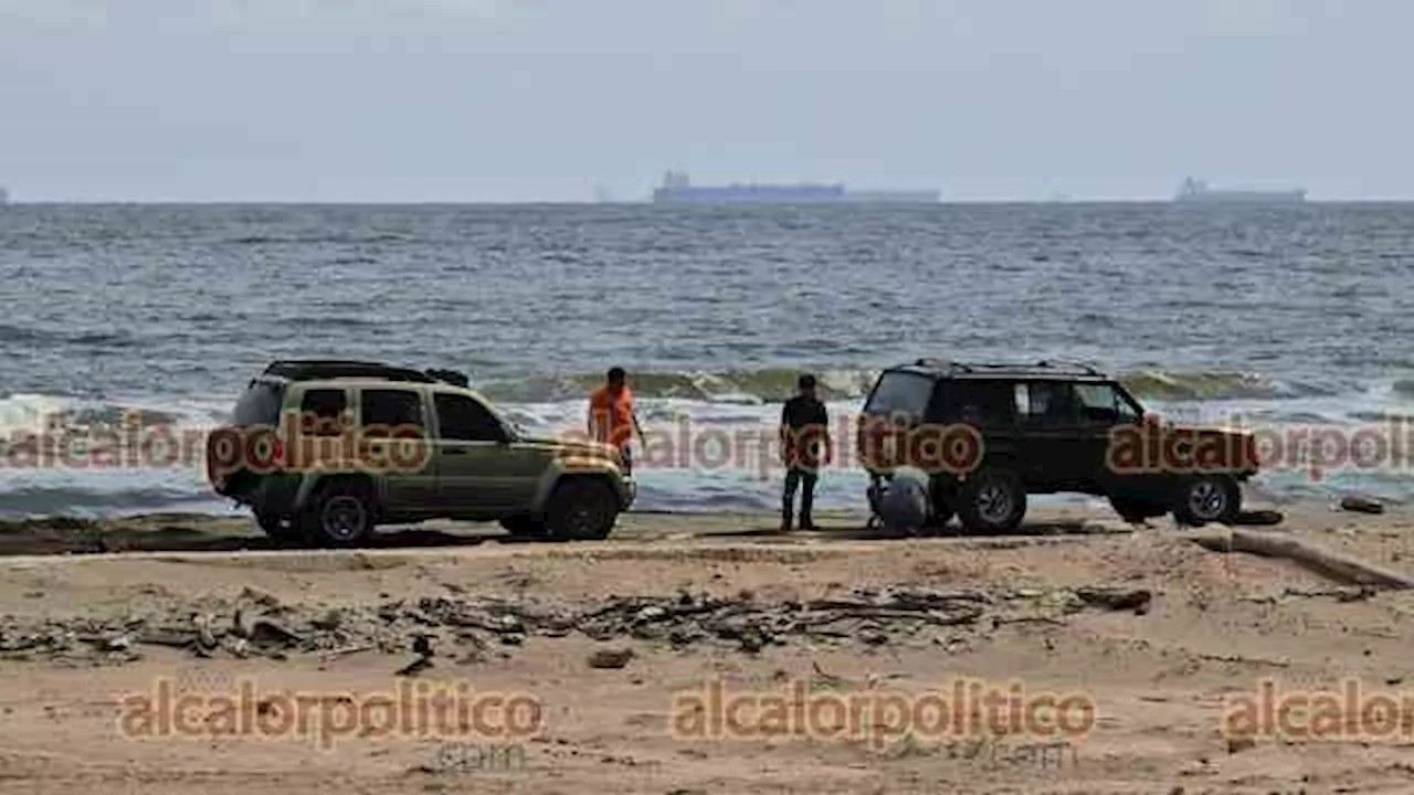 Se metió con camioneta a playa de Coatzacoalcos… y se quedó atascado