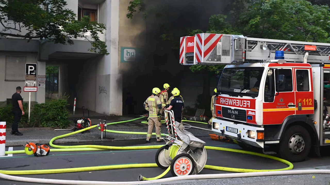 Feuer in Berlin: Tiefgarage brennt, dichte Rauchwolke