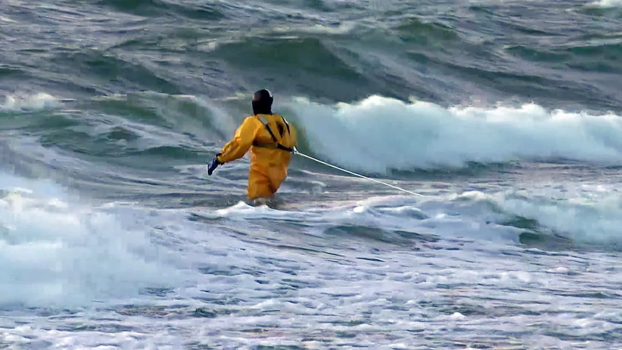 Rostock: Riesenwelle reißt Schwimmer in die Ostsee