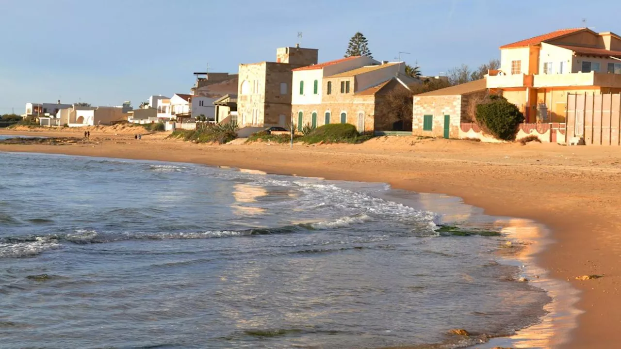 La spiaggia di Punta Secca: torri, fari e costoni rocciosi per i racconti di Camilleri