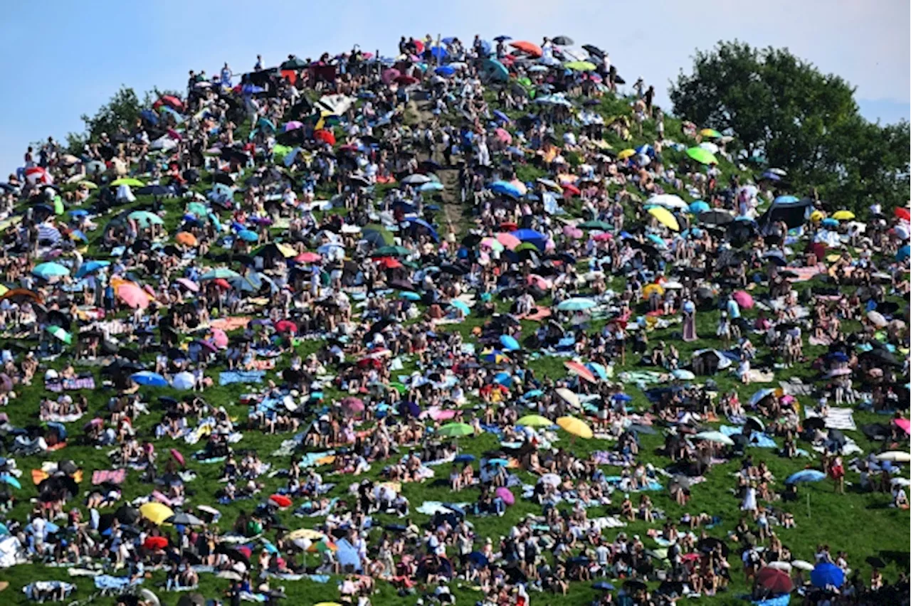 Fans swarm hill in Munich to see Taylor Swift