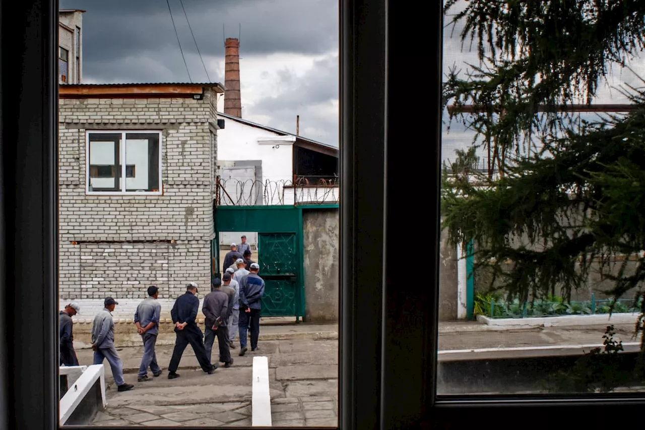 Así es el día a día de un preso ruso en una cárcel de Ucrania