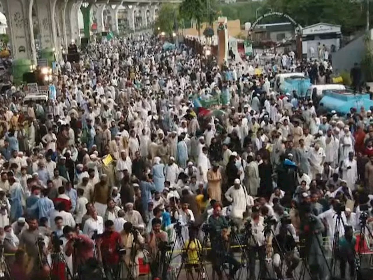 مہنگائی اور بجلی قیمتوں میں اضافے کیخلاف جماعت اسلامی کا دھرنا جاری