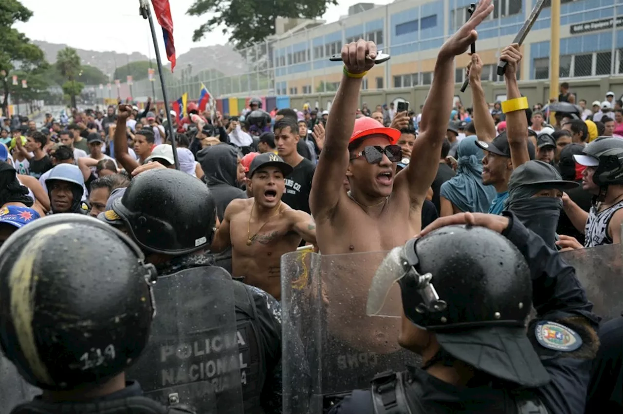 Manifestantes protestam em Caracas após vitória de Maduro ser declarada