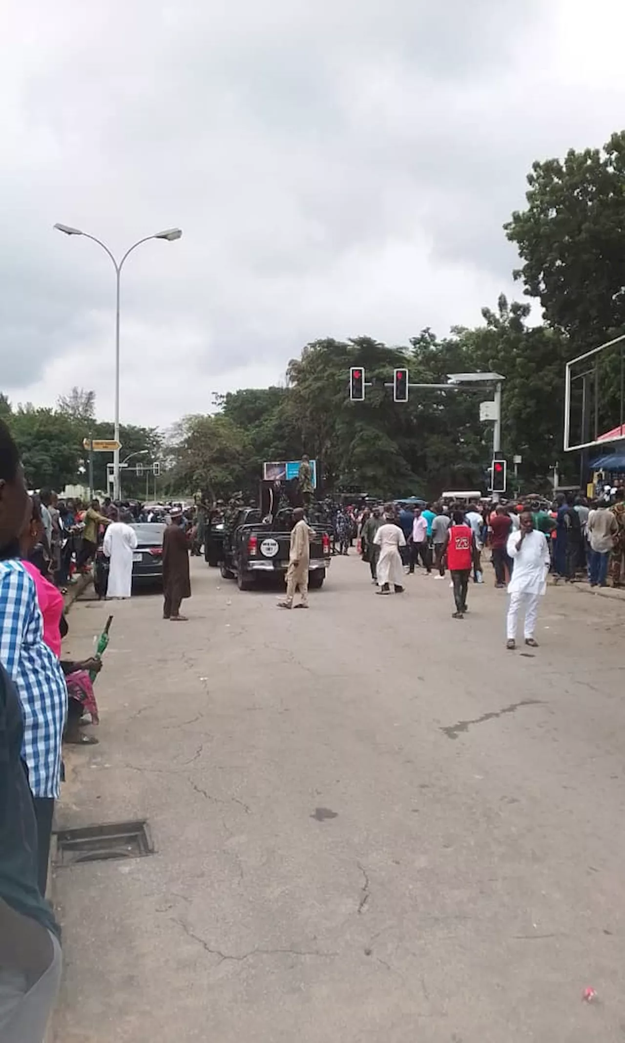 Angry subscribers disrupt MTN Maitama operations over SIM card disconnection