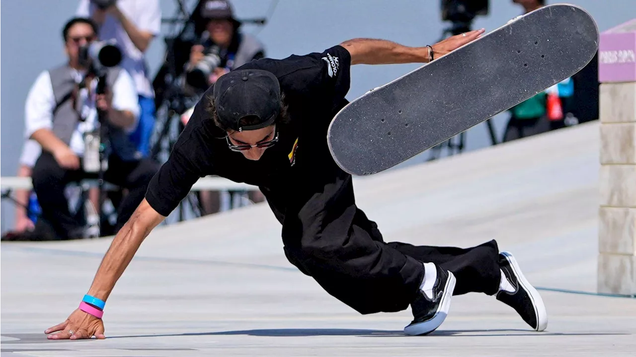 Nach Sturz! Skateboarder mit Stinkefinger in Kamera